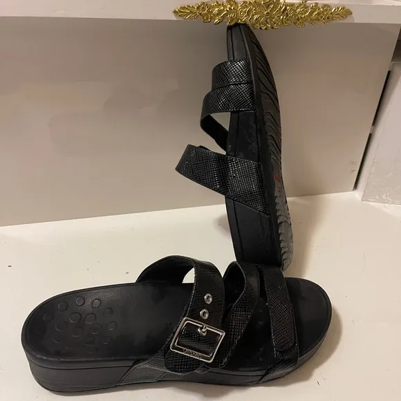 Vionic Pacific Rio Lizard Black Size 11.  in great conditions