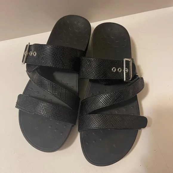 Vionic Pacific Rio Lizard Black Size 11.  in great conditions