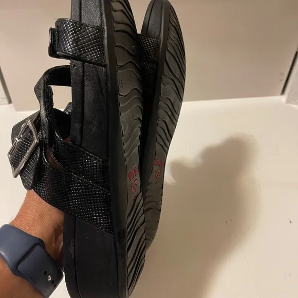 Vionic Pacific Rio Lizard Black Size 11.  in great conditions