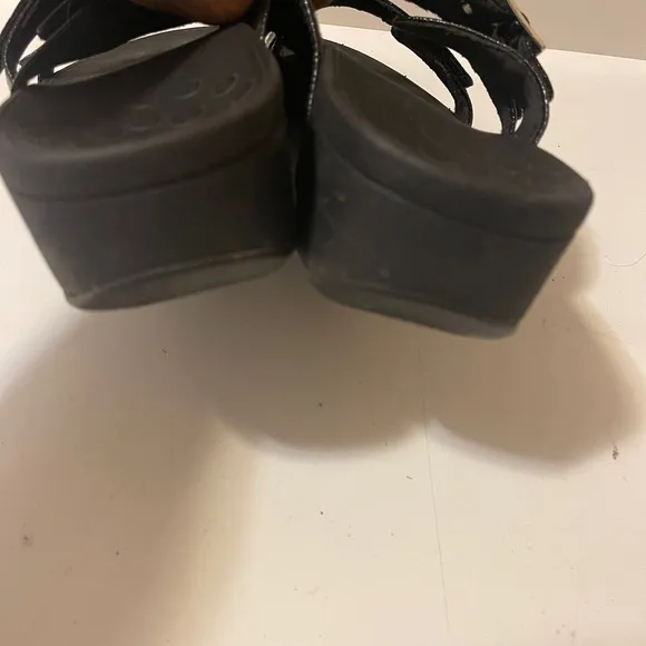 Vionic Pacific Rio Lizard Black Size 11.  in great conditions