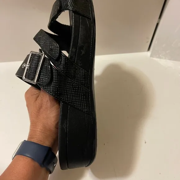 Vionic Pacific Rio Lizard Black Size 11.  in great conditions