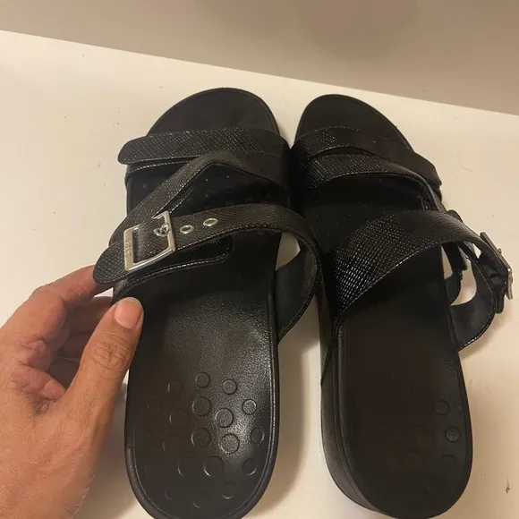 Vionic Pacific Rio Lizard Black Size 11.  in great conditions