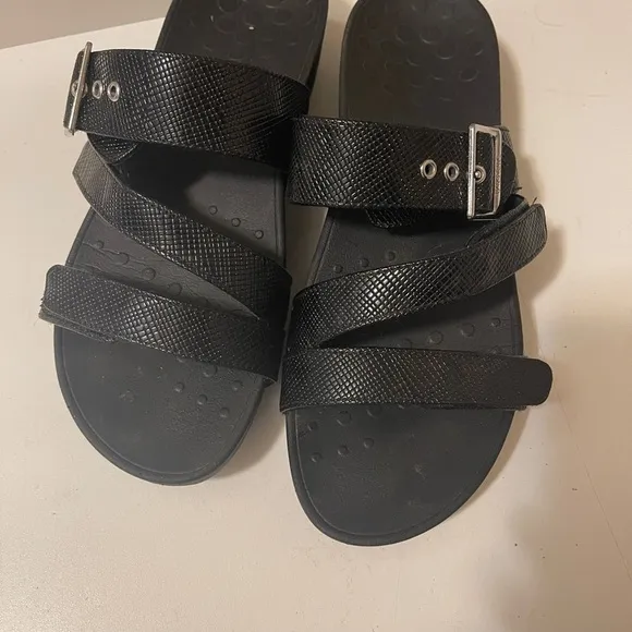 Vionic Pacific Rio Lizard Black Size 11.  in great conditions