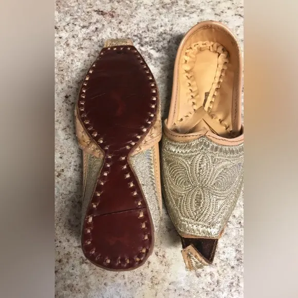 Vtg India Pakistan Child Punjab Silver Embroidered Jutti Curled Toe Leather Shoe