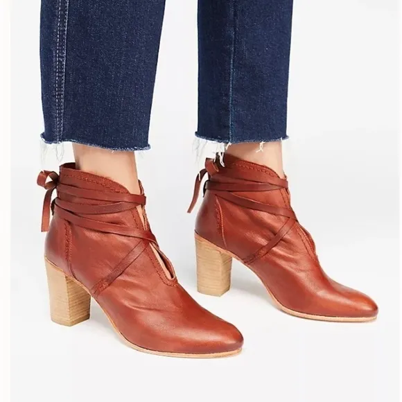 Woman’s Leather Ankle Booties Size 9 Wrap Around Tie Stack Heel Preloved Gentle