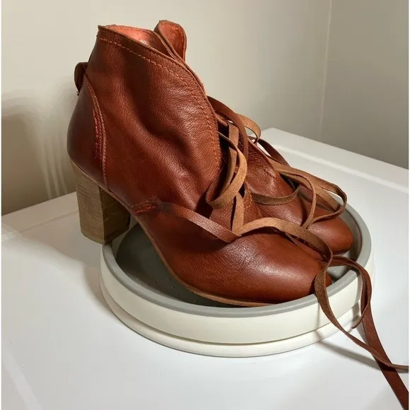 Woman’s Leather Ankle Booties Size 9 Wrap Around Tie Stack Heel Preloved Gentle