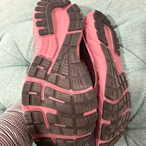 WOMENS Brooks ADRENALINE 21 Shoes MAUVE and BLACK- size 10