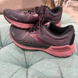 WOMENS Brooks ADRENALINE 21 Shoes MAUVE and BLACK- size 10