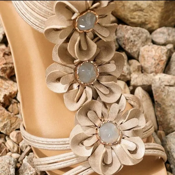 Women's Fashionable Platform Wedge Sandals With Floral Detailing,Zip Closure