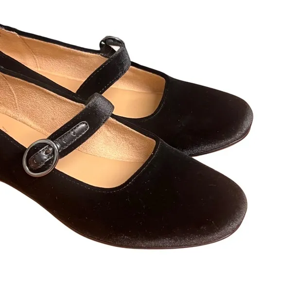 Women’s Naturalizer Kelly Black Velvet Mary Jane Flat with Strap Size 7W NIB