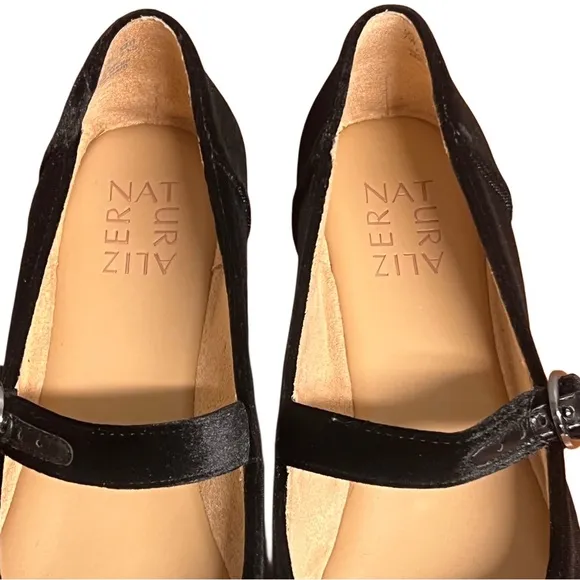 Women’s Naturalizer Kelly Black Velvet Mary Jane Flat with Strap Size 7W NIB