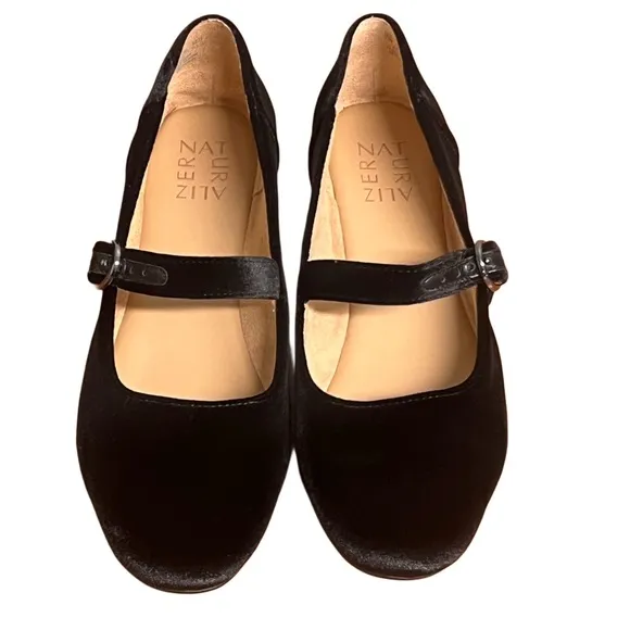 Women’s Naturalizer Kelly Black Velvet Mary Jane Flat with Strap Size 7W NIB