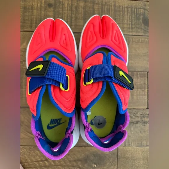 Women’s Nike Aqua Rift Split Toe Shoe - Size 7