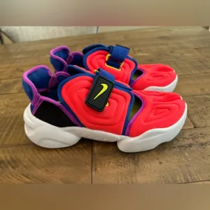 Women’s Nike Aqua Rift Split Toe Shoe - Size 7