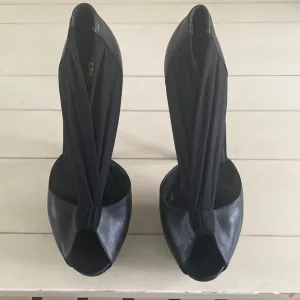 Women’s Open toe stilettos in size 40. Color is black. Med by Fendi.