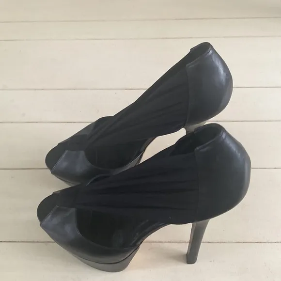 Women’s Open toe stilettos in size 40. Color is black. Med by Fendi.