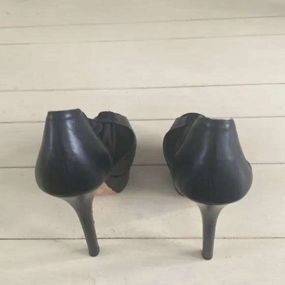Women’s Open toe stilettos in size 40. Color is black. Med by Fendi.