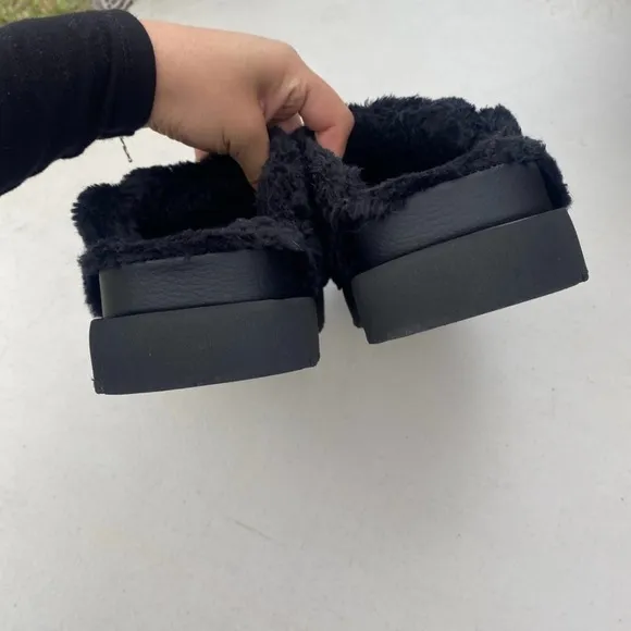 Women’s UGG' Black Fluffy Slippers Size 8