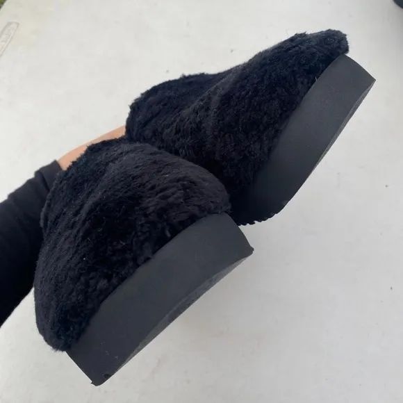 Women’s UGG' Black Fluffy Slippers Size 8