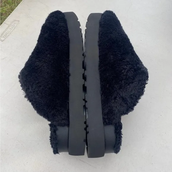 Women’s UGG' Black Fluffy Slippers Size 8