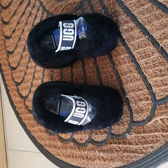 Women's UGG fluff fuzz platform shoes size 7...black